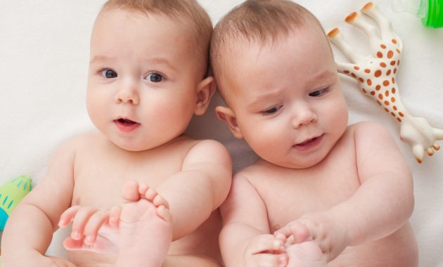 30 Rangkain Ide Nama Bayi Kembar Laki-laki Terbaik dan Artinya