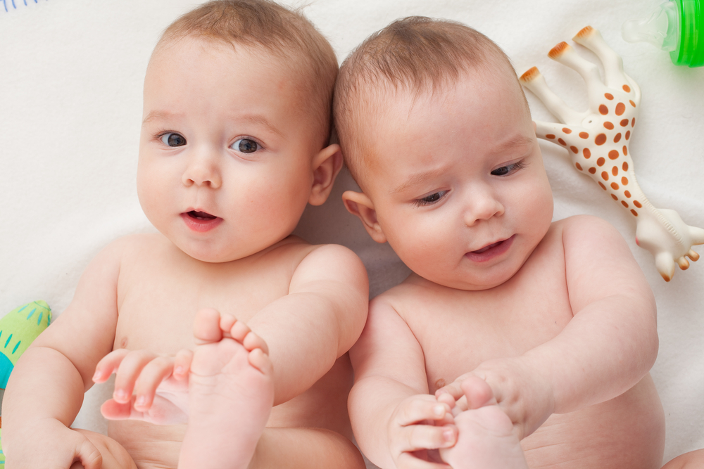30 Rangkain Ide Nama Bayi Kembar Laki-laki Terbaik dan Artinya