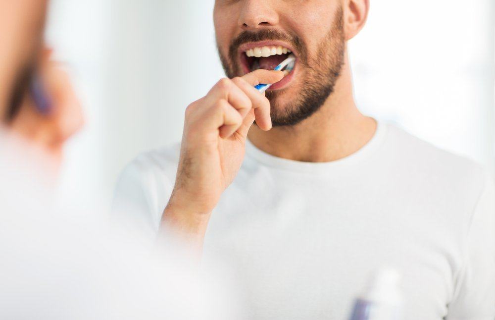 √ 7 Cara Memutihkan Gigi yang Bisa Anda Lakukan (Cepat dan Alami)