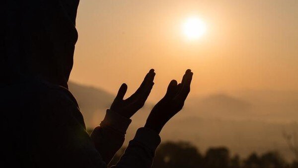 Kumpulan Gambar Orang Berdoa yang Menyentuh Hati