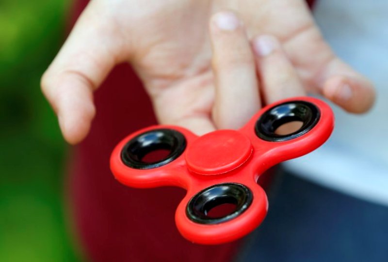 √ Sejarah, Pengertian, Manfaat, Cara dan trik Bermain Fidget Spinner