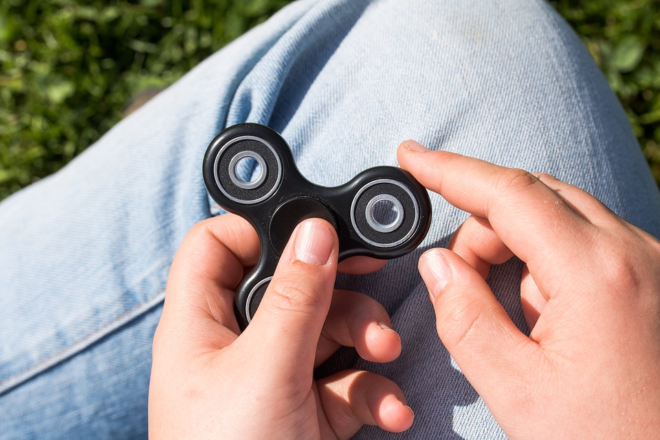 √ Sejarah, Pengertian, Manfaat, Cara dan trik Bermain Fidget Spinner